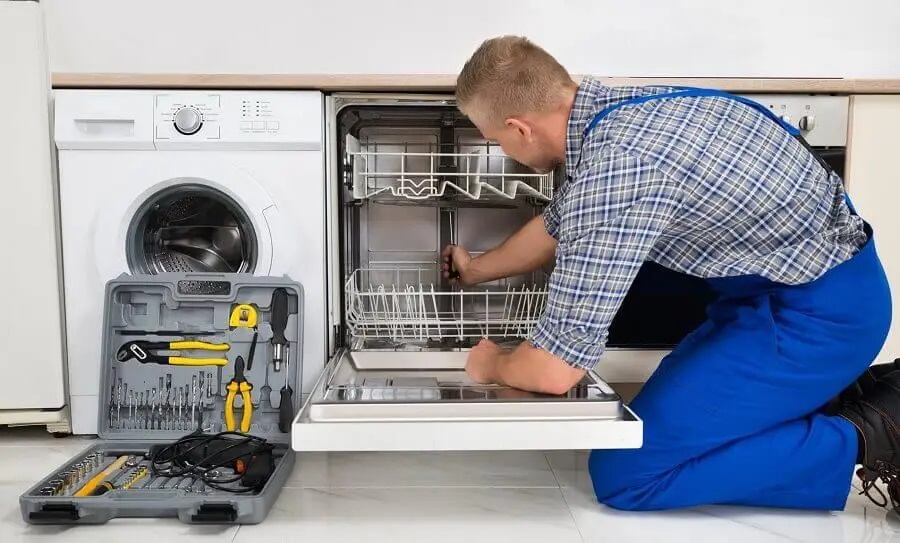 Kuşadası Protherm servisi teknisyen ekibi beyaz eşya tamiri yaparken